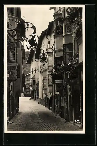 AK Chiusa D`Isarco, Schmale Gasse mit gepflegten Häusern