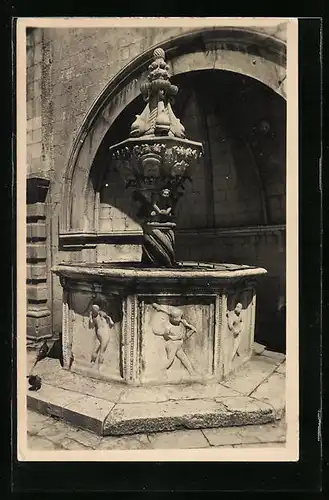 AK Dubrovnik, Blick auf einen kunstvoll verzierten Brunnen