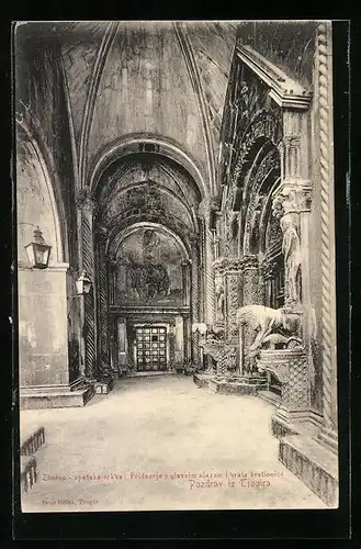 AK Trogir, Zborno-opatska crvka, Pridvorje s glavnim ulazom i vrata krstionice