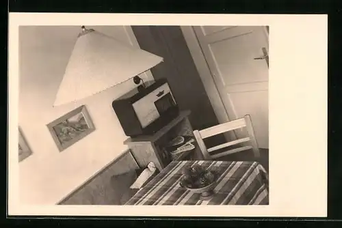 AK Wohnung mit Radio und Lampe
