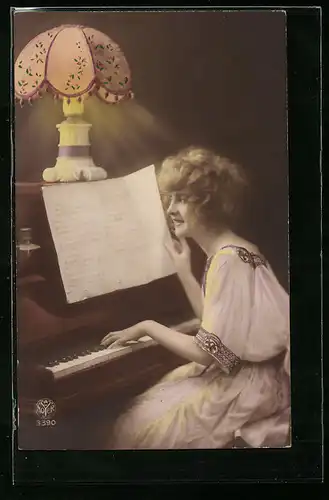 AK Blonde Schönheit beim Klavierspielen