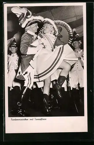 AK Köln, Funkenmariechen mit Tanzoffizier beim Faschingsumzug 1952