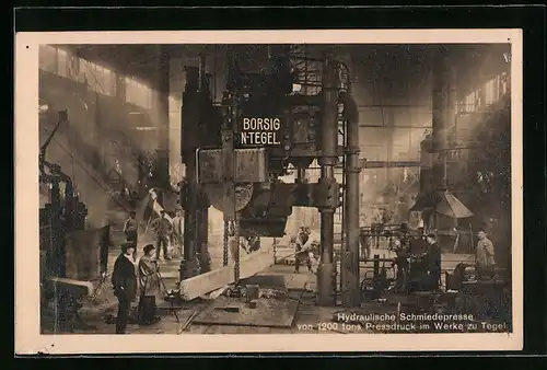 AK Berlin-Tegel, Hydraulische Schmiedepresse von 1200 tons Pressdruck im Werke zu Tegel, Fabrikarbeiter