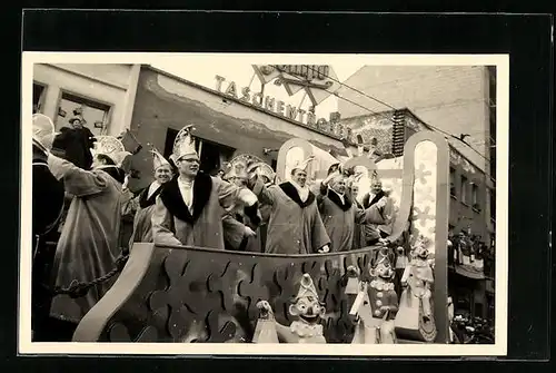 Foto-AK Fasching, Faschingsumzug mit Narren