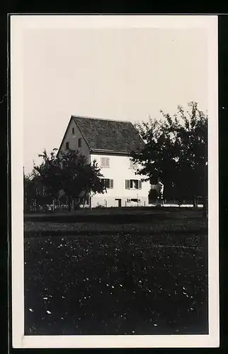 AK Frauenfeld, Blick von der Wiese auf ein Haus