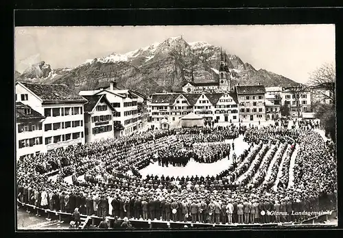 AK Glarus, Ortsansicht mit Versammlung am Marktplatz mit den Alpen im Hintergrund