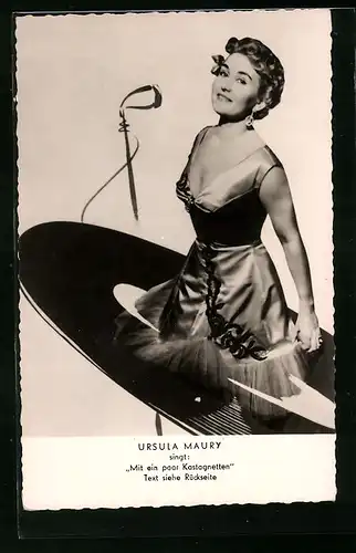 AK Musikerin Ursula Maury in einem Kleid
