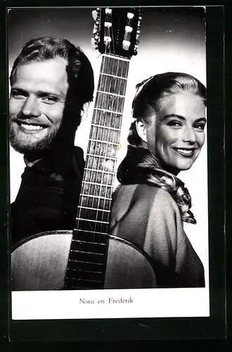 AK Musiker Nina und Frederick mit Gitarre und feundlichem Lächeln