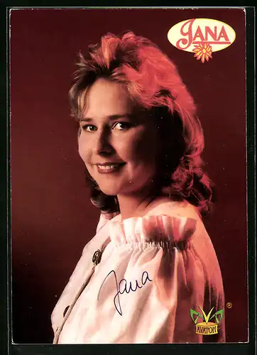 AK Musikerin Jana lächelnd von der Seite