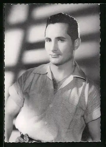 AK Musiker Freddy Quinn im karierten Hemd