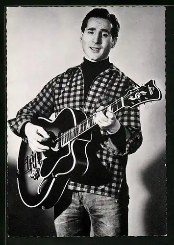 AK Musiker Freddy Quinn im karierten Hemd mit Gitarre