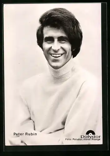 AK Musiker Peter Rubin im Pullover mit verschränkten Armen