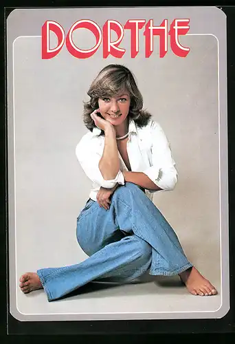 AK Musikerin Dorthe im weissen Hemd mit charmantem Lächeln