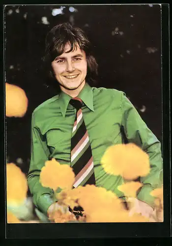 AK Musiker Hans-Jürgen Beyer im grünen Hemd mit Krawatte