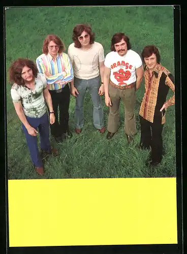 AK Musiker Skaldowie gemeinsam als Band auf einer Wiese