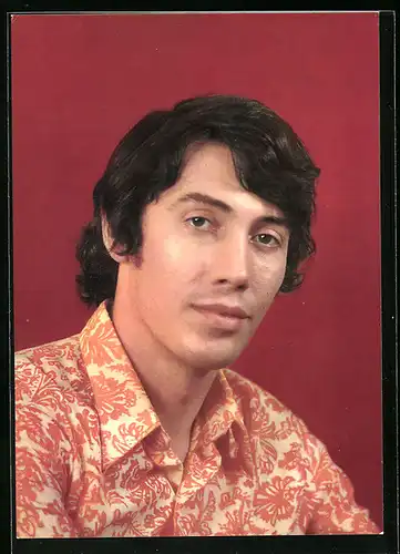 AK Musiker Bisser Kirow im Hemd mit selbstbewusstem Blick