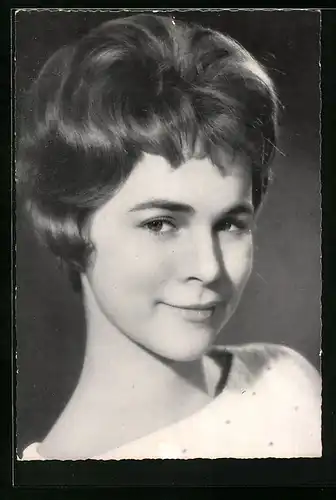 AK Musikerin Conny Froboess mit charmantem Lächeln von der Seite