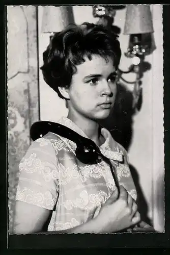 AK Musikerin Conny Froboess mit einem Telefon-Hörer auf der Schulter