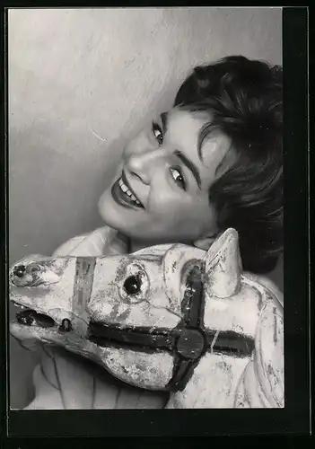 AK Musikerin Conny Froboess mit Pferdepuppe