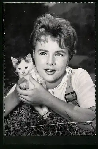 AK Musikerin Conny Froboess mit einem Katzenbaby in den Händen