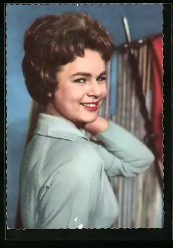 AK Musikerin Conny Froboess mit verführerischem Blick in die Kamera