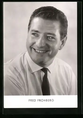 AK Musiker Fred Frohberg mit Krawatte und charismatischem Lächeln zur Seite