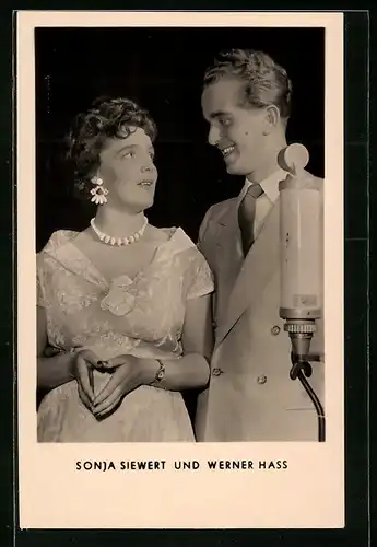 AK Musiker Sonja Siewert und Werner Hass schauen sich lächelnd in die Augen