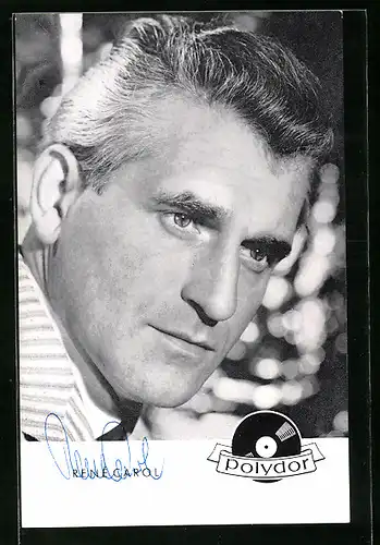 AK Musiker Rene Carol mit ernster Mimik von der Seite