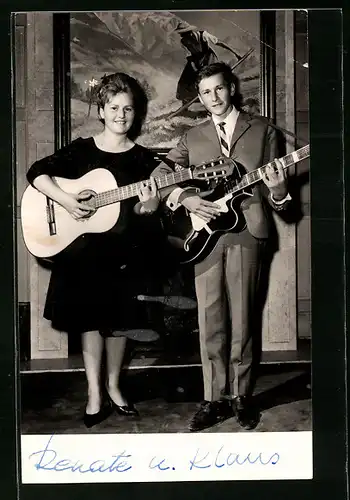 AK Musiker Renate und Klaus mit Gitarre vor einem Gemälde