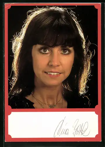 AK Musikerin Tina York mit Halskette