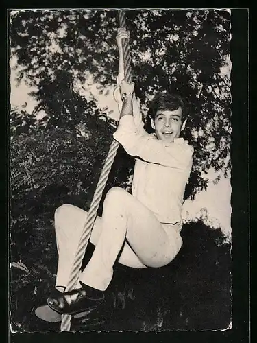 AK Musiker Thomas Fritsch hält sich an einem Seil fest