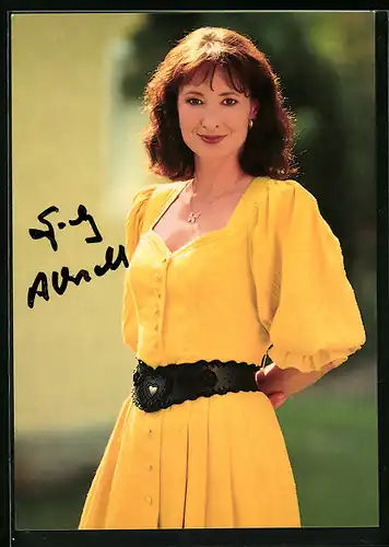 AK Musikerin Gaby Albrecht im gelben Kleid mit charmantem Lächeln