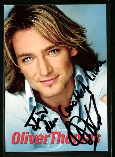 AK Musiker Oliver Thomas im blauen Hemd mit sympathischem Lächeln