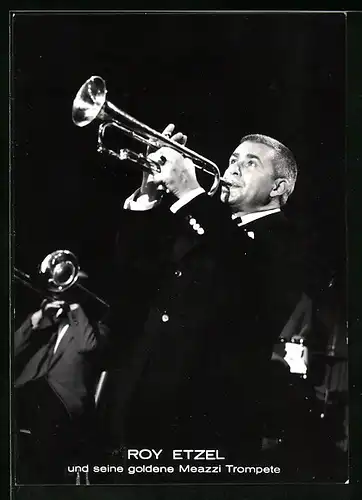 AK Musiker Roy Etzel spielt eine Trompete