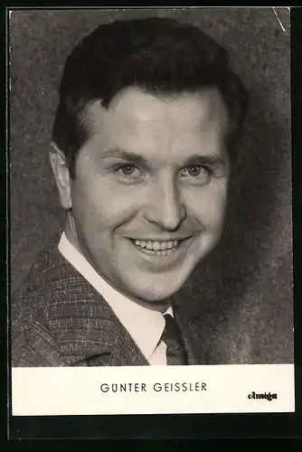 AK Musiker Günter Geissler im grauen Anzug mit freundlichem Lächeln