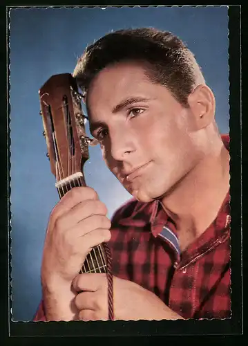 AK Musiker Freddy Quinn im roten Hemd mit Gitarre