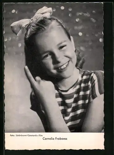 AK Musikerin Cornelia Froboess mit einer Schleife in den Haaren