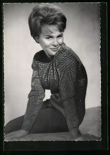 AK Musikerin Conny Froboess mit charismatischem Lächeln in die Kamera