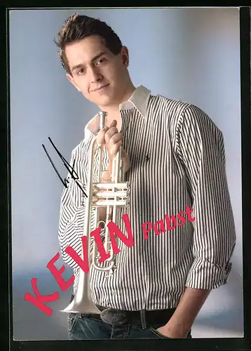 AK Musiker Kevin Pabst im Polohemd mit einer Trompete