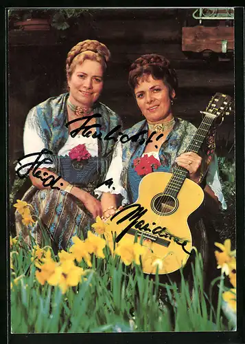 AK Musikerin Marianne und Heidi in vertrauter Pose mit Gitarre
