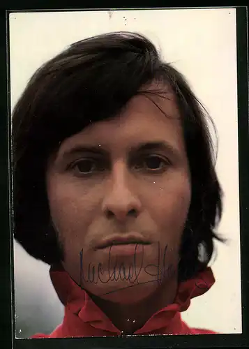 AK Musiker Michael Holm mit ernster Mimik in die Kamera