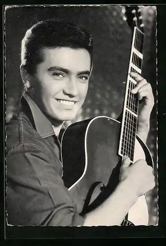 AK Musiker Rex Gildo mit charismatischem Lächeln und Gitarre