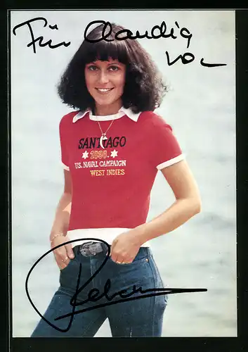 AK Musikerin Rebekka im roten T-Shirt und Jeans