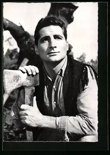 AK Musiker Freddy Quinn mit Axt in der Hand