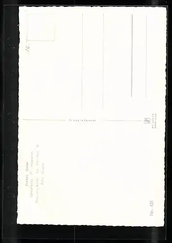 AK Musiker Freddy Quinn vor einem Mikrofon