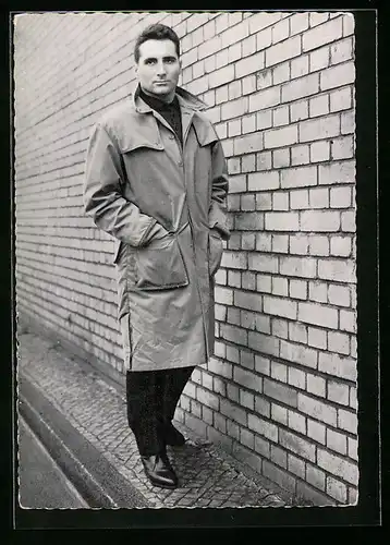 AK Musiker Freddy Quinn mit den Händen in der Jackentasche vor einer Backsteinwand
