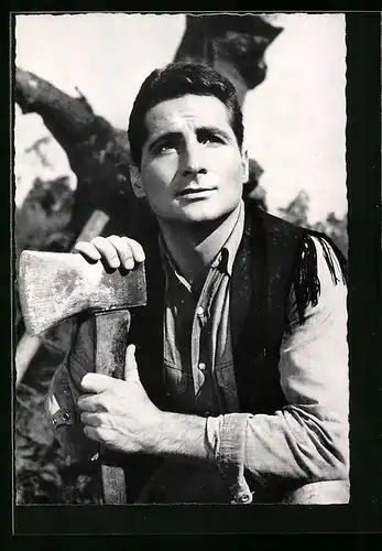 AK Musiker Freddy Quinn in einer Weste mit Axt