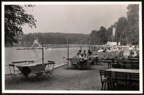 Fotografie Brück & Sohn Meissen, Ansicht Schmannewitz, Partie aus dem Waldbad vom Restaurant mit Blick auf den See