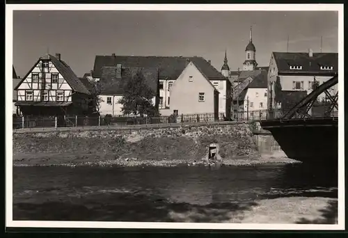 Fotografie Brück & Sohn Meissen, Ansicht Rosswein a. d. Mulde, Blick über die Mulde auf die Muldenstrasse Wohnhäuser