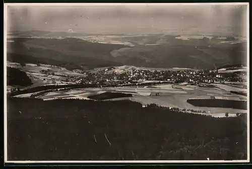 Fotografie Brück & Sohn Meissen, Ansicht Eibenstock i. Erzg., Blick auf die Stadt vom Auersberg aus gesehen